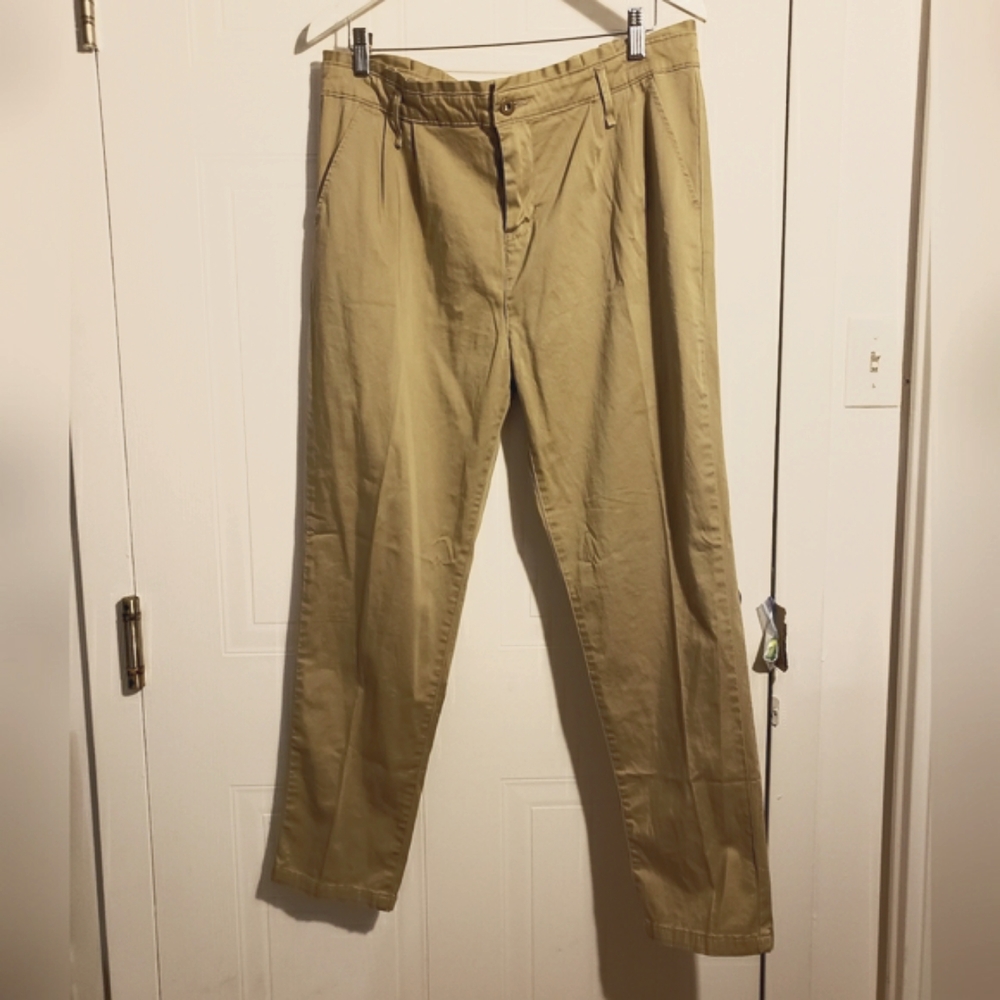 Levi's Taper 99% Cotton 1% Elastaine Pants Ruffle Waist Trim Woman Size 12
